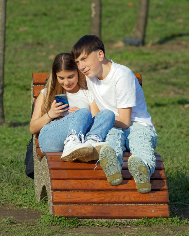 Couple of teenagers on a bench